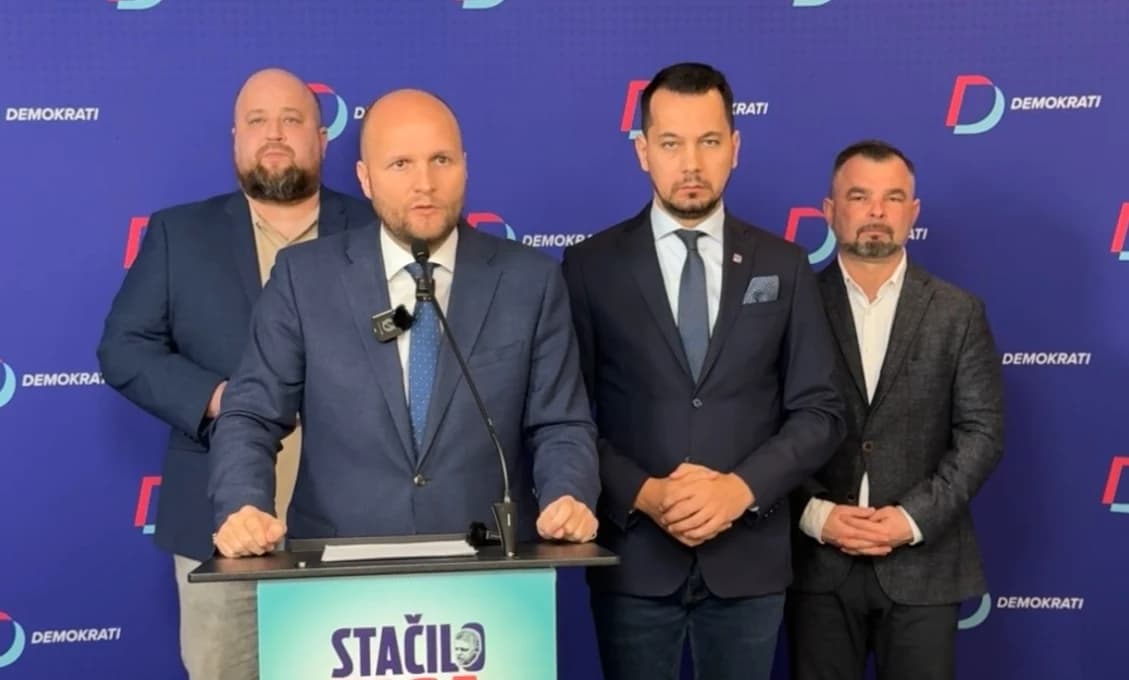 Demokrati žalujú Fica, Lenč im odkazuje: Načo voliť plagiát?