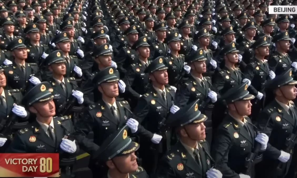 Hostia a zbrane. Prehliadka v Pekingu (FOTO a VIDEO)