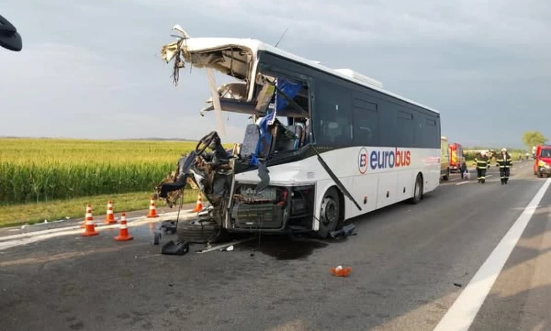 ŠOKUJÚCA bilancia nehody pri Drienovci: Neprežila jedna osoba, zranenia utrpelo 28 ľudí! (FOTO)