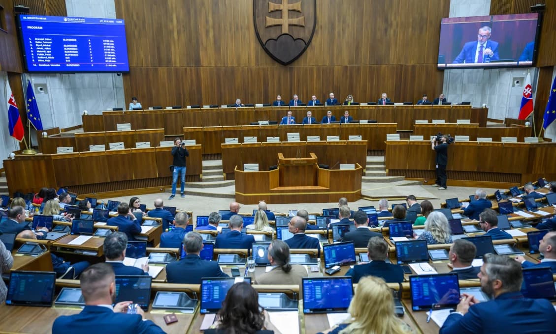 Novela rokovacieho poriadku v parlamente: koalícia sľubuje efektívnejšie rokovania, opozícia hovorí o obmedzovaní