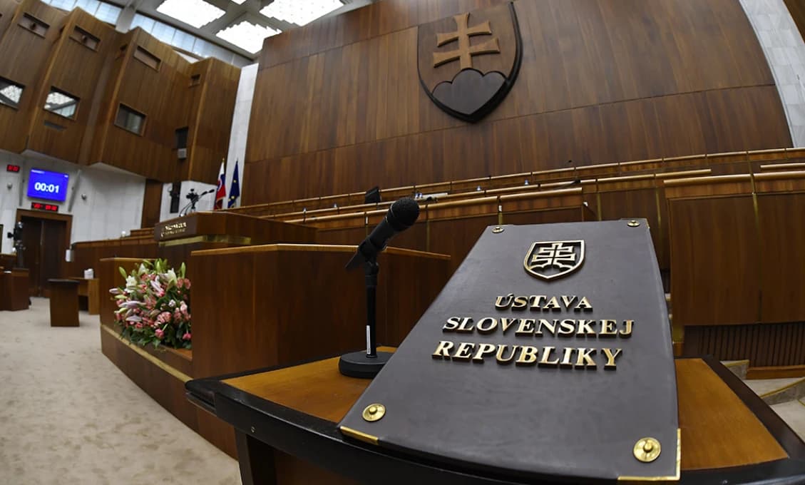 Parlament schválil novelu ústavy. Za zmeny hlasovalo 90 poslancov