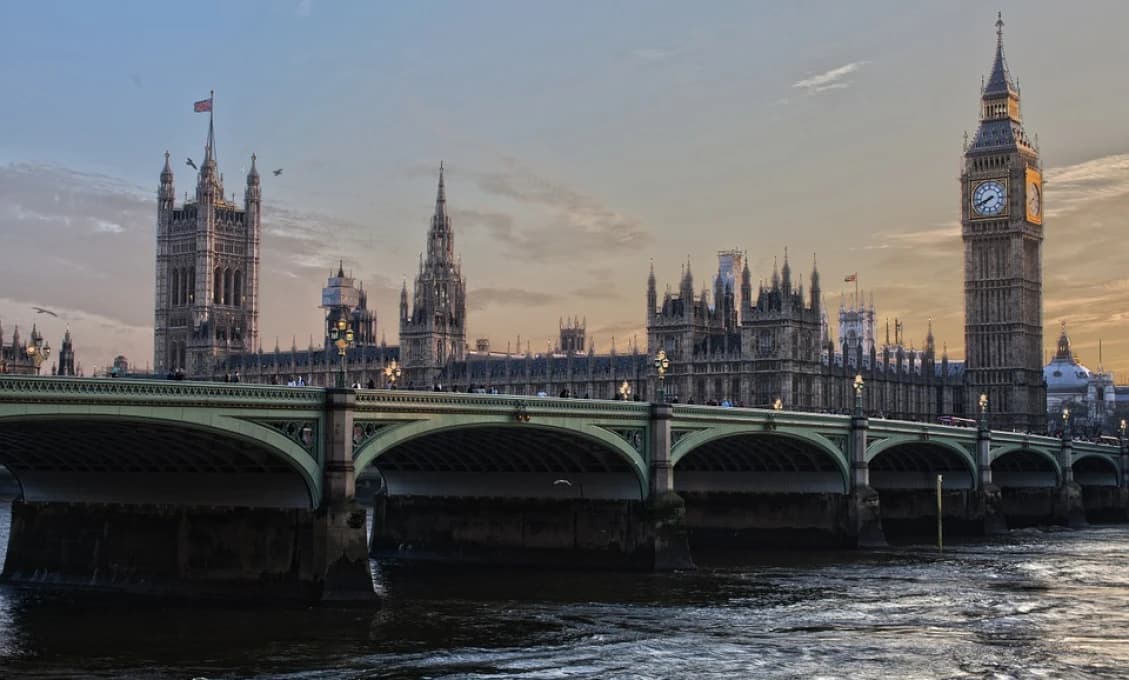 Briti sa trasú: Rogozin ich vystrašil jedným príspevkom. Ľudia vykupujú regály v obchodoch