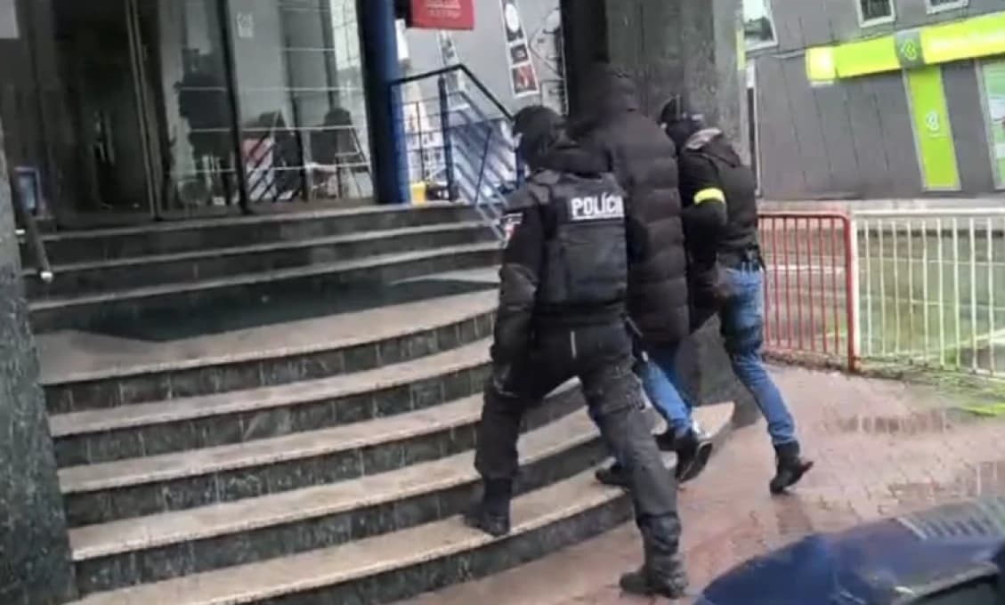 Policajtka mala brať úplatky za vybavovanie pobytov pre cudzincov