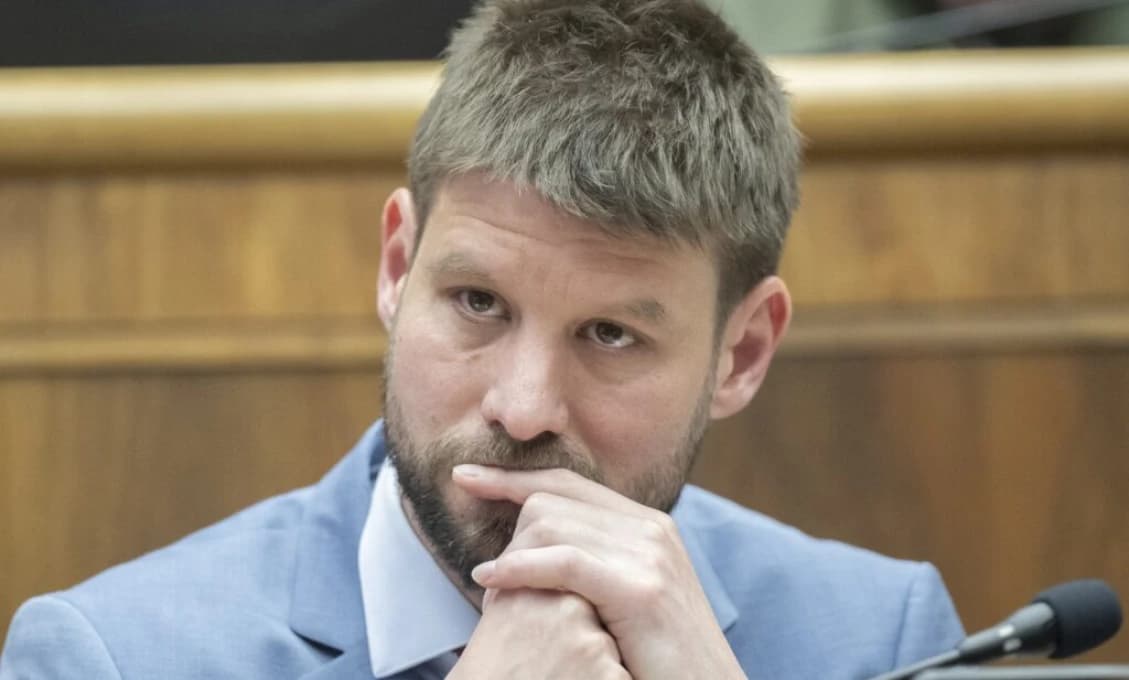Zoroslav Kollár má priamu otázku na Šimečku: KORUPCIA NA UKRAJINE ZA 100 MILIÓNOV V ENERGETIKE VÁM NEVADÍ, ALE PREMIÉR JE VLASTIZRADCA?