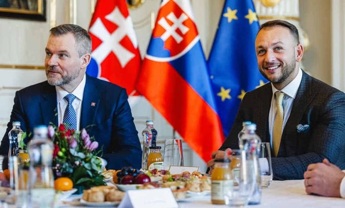 OBÁLKOVÁ HYSTÉRIA! Predseda Hlas-SD zahviezdil: Voľby zo zahraničia vyriešil majstrovsky (VIDEO)