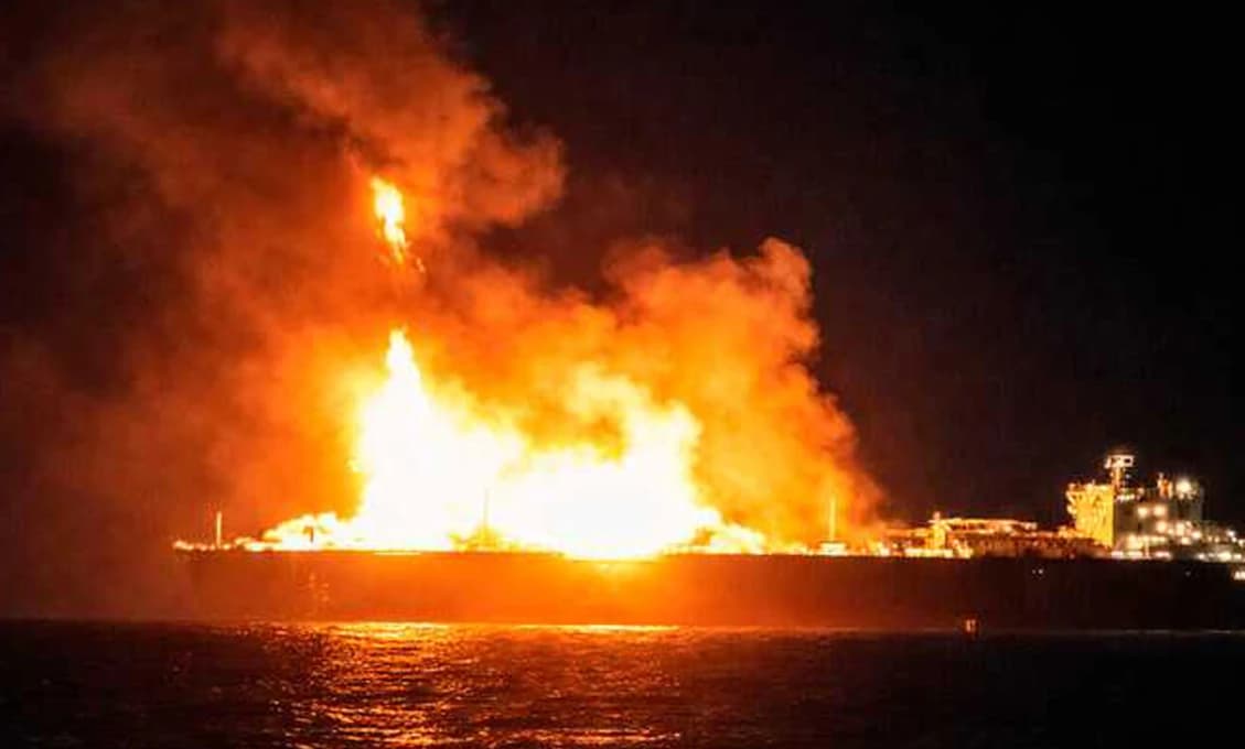 Ruský tanker Arctic Metagaz sa vznietil v Stredozemnom mori. Za útokom je Ukrajina (FOTO)
