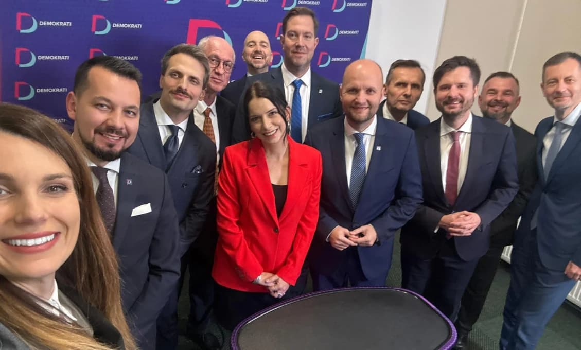 NAĎOVCI ŽIADAJÚ ODCHOD FICA! Odovzdávajú podpisy na vyhlásenie referenda