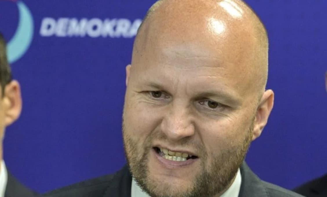 ZAKRPATENÉ VRIESKADLO! Naď sa na tlačovke predviedol ako plešaté Musolinino