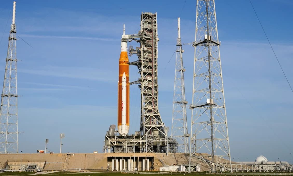 SPÄŤ NA MESIAC! NASA začala dopĺňať palivo do rakety SLS pred štartom misie Artemis 2 k Mesiacu