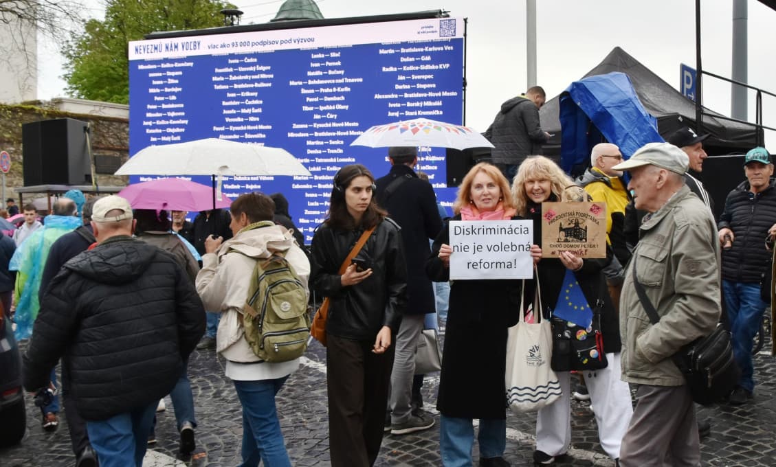 TAK TOTO NEVYŠLO! Chceli protestovať proti "ukradnutým voľbám". A účasť? Škoda reči. Nepomohla ani Vášáryová (VIDEO)