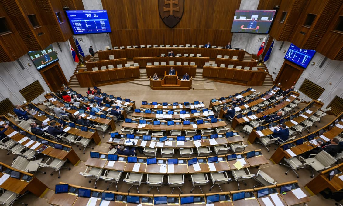 NRSR nezačala rokovať o odvolávaní Šutaja Eštoka, opäť sa o to pokúsi o hodinu