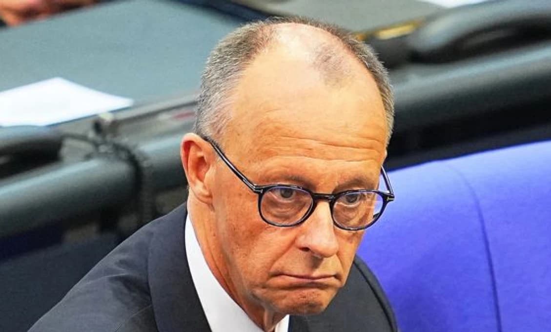 Bloomberg: Merzovo hodnotenie kleslo na minimum