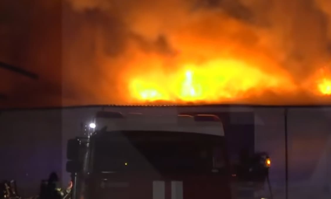 Požiar neďaleko Izmailovského Kremľa v Moskve! Plamene zachvátili 3 000 metrov štvorcových (VIDEO)