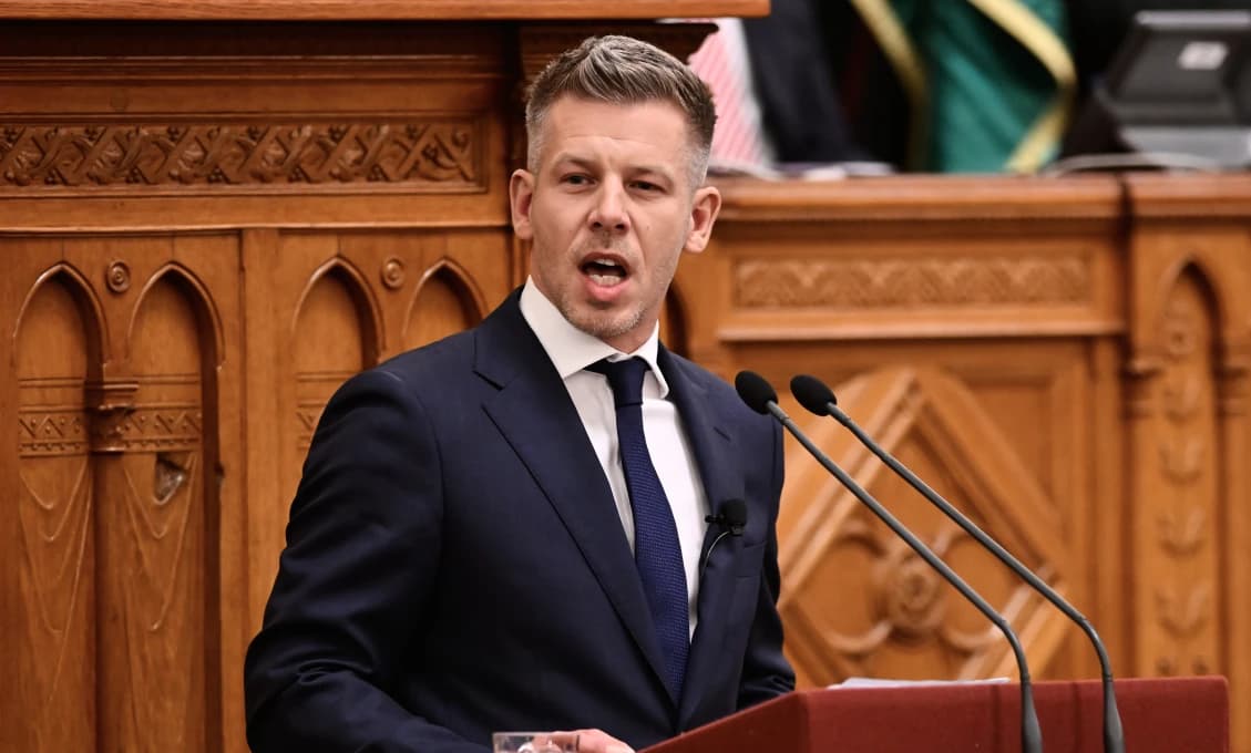 Magyar v priamom prenose odstránil zátarasy pred sídlom premiéra
