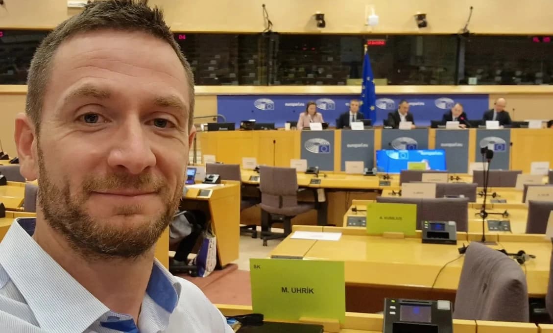 Podpíšte petíciu proti migrácii, vyzýva europoslanec Uhrík. Zachráňme Európu! (VIDEO)